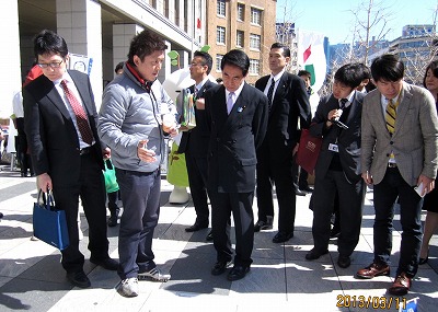 下村文部科学大臣に説明する北川啓介准教授